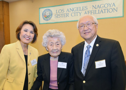 ロサンゼルス名古屋姉妹都市委員会の最古参メンバーのジーン・ツチヤさん（中央）とワインバーグ輝子委員長（左）、アーネスト・ヒダさん（右）　（写真提供＝LANSCA）
