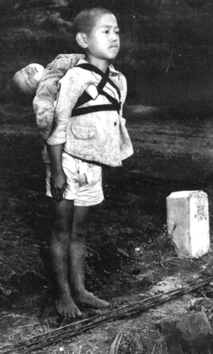 長崎、1945年9月、死んだ弟を背負う少年