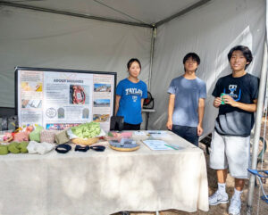 2026年9月12、13日に行われた Japan Festival Houston で Taylor High School Japanese Culture Club の野田彩人 (あやと)さん、井上陽斗 (はると)さん、堀切絵里奈さんは、水引きや手作りバックを販売して、令和8年熊本地震の支援のための募金活動を行いました。(Courtesy of Nanka Kumamoto Kenjinkai)